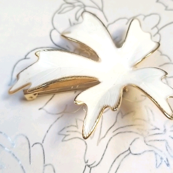 Vintage Mid Century 1960s Goldtone Metal Leaf Brooch Pin - Picture 12 of 13
